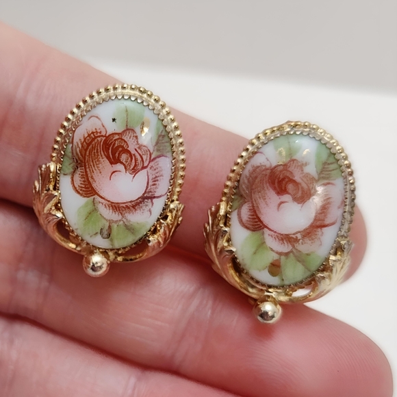 Vintage Whiting & Davis Floral Painted Porcelain Cameo Clip on Earrings - Picture 7 of 14